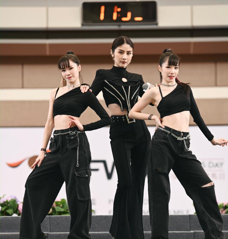 陈慧琳|51岁陈慧琳宝刀未老，身穿露腰装又唱又跳，气场全开