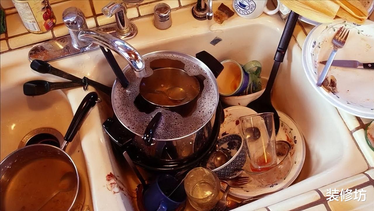 |刚炒完菜的锅，不要立马用水冲洗，若不是大厨提醒，差点犯了大错