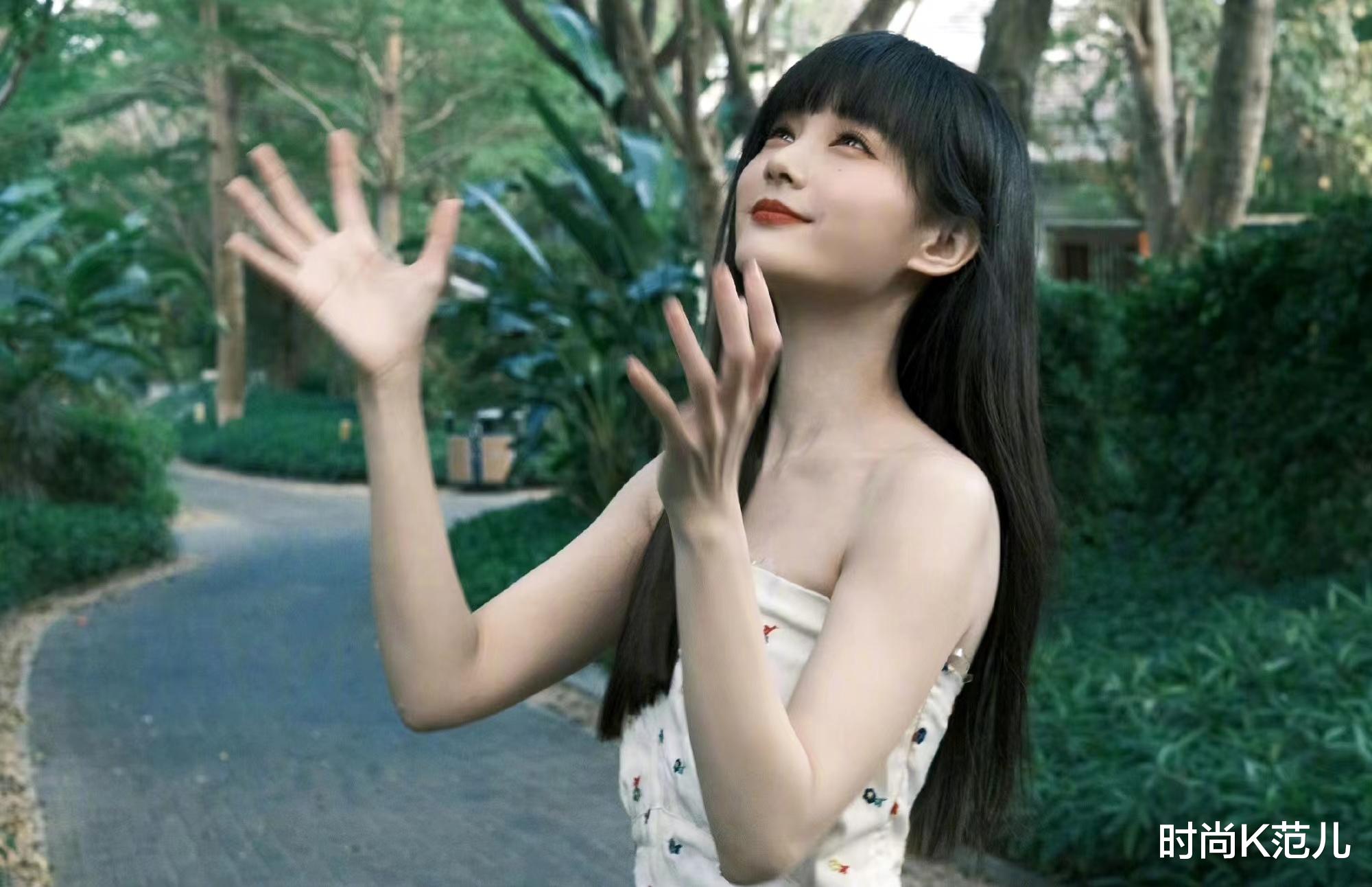 李一桐 李一桐度假风造型,抹胸碎花裙搭齐刘海发型,清纯甜美似初恋!