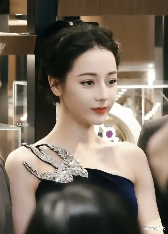 5年3爆只有一件高定,敷衍不作为,杨紫工作室惹怒粉丝