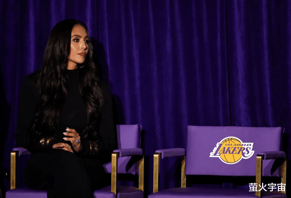 科比遗孀为已故球星雕像揭幕,42岁瓦妮莎瘦身后愈发明媚动人