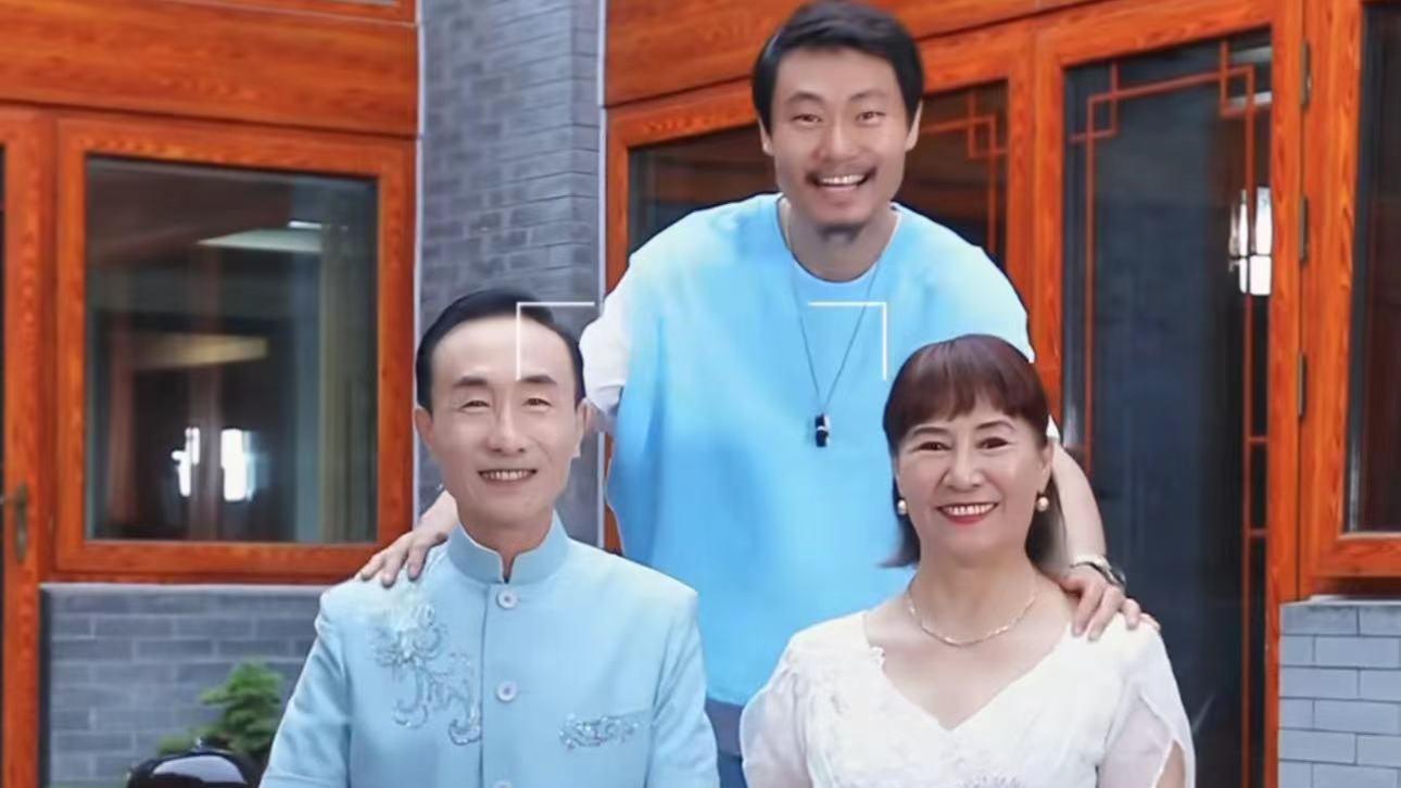 巩汉林|65岁巩汉林晒全家福引起骂声一片: 背景豪宅或过亿, 儿子留须太不孝