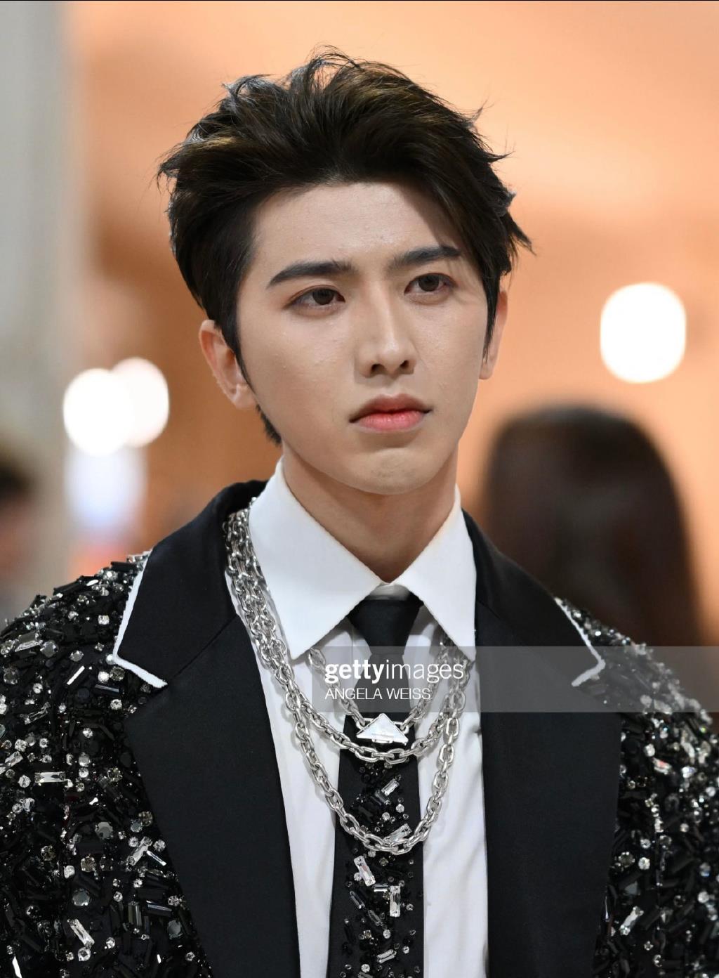 纹身 Met Gala：蔡徐坤拿扇子获好评，宋慧乔公主切超美