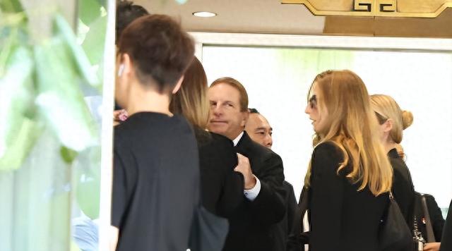 李玟下葬第3天,Bruce带两个女儿吃西餐,桌上摆着香槟气氛好