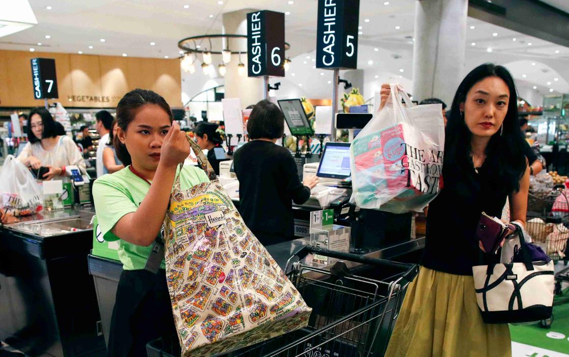 小吃|路边摊都往碗里套塑料袋,高温热汤直接倒在里面,不会有毒吗?