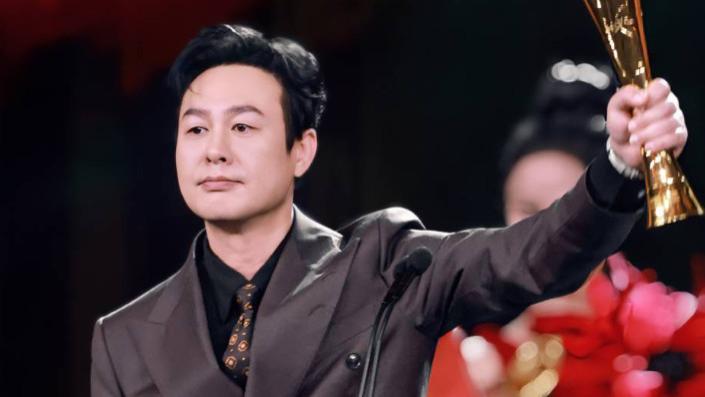 张颂文获奖后当场泪崩，曾被剧组拒绝800次、捡菜叶吃，直言感谢姚晨