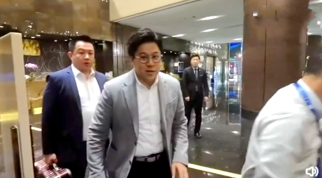 霍启刚参加一带一路，亲自拎大行李箱爬楼梯，头发也没有时间打理