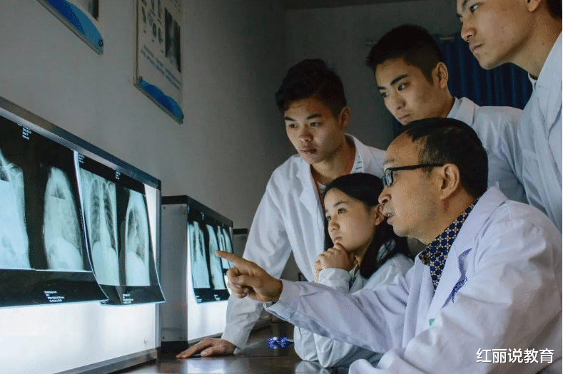 本硕博一读就是八年，却搭不上三甲医院的边，选医学后悔了吗？