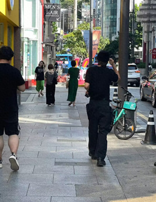 网友韩国街头偶遇蔡徐坤，头发变长身形消瘦，演唱会如期举行