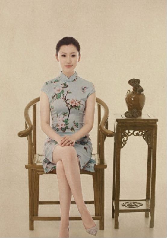 《新闻联播》现神颜，撞脸刘亦菲的90后主播，背景引网友猜测