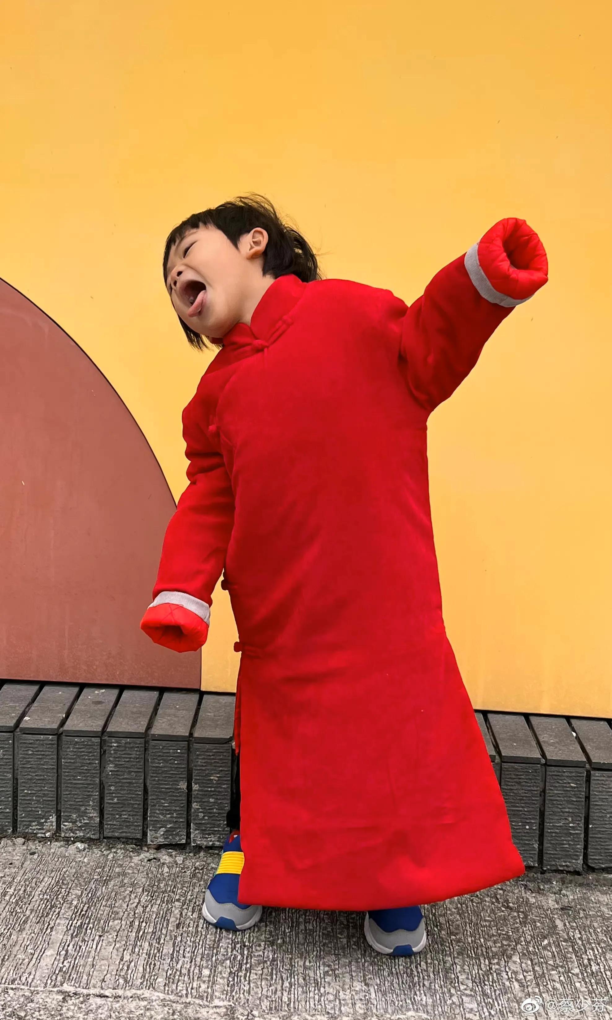 蔡少芬|蔡少芬晒小儿子萌照，3岁鱼蛋穿中式长衫卖萌耍宝