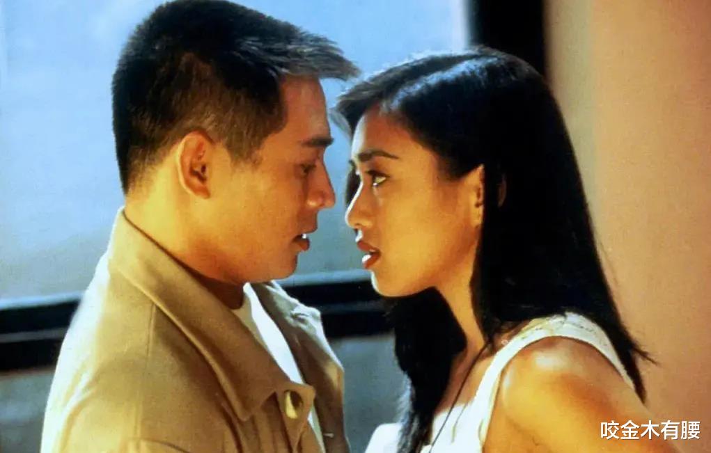 钟丽缇现身苏州商演捞金，身材雍容似发福不少，演唱卖力青筋暴起