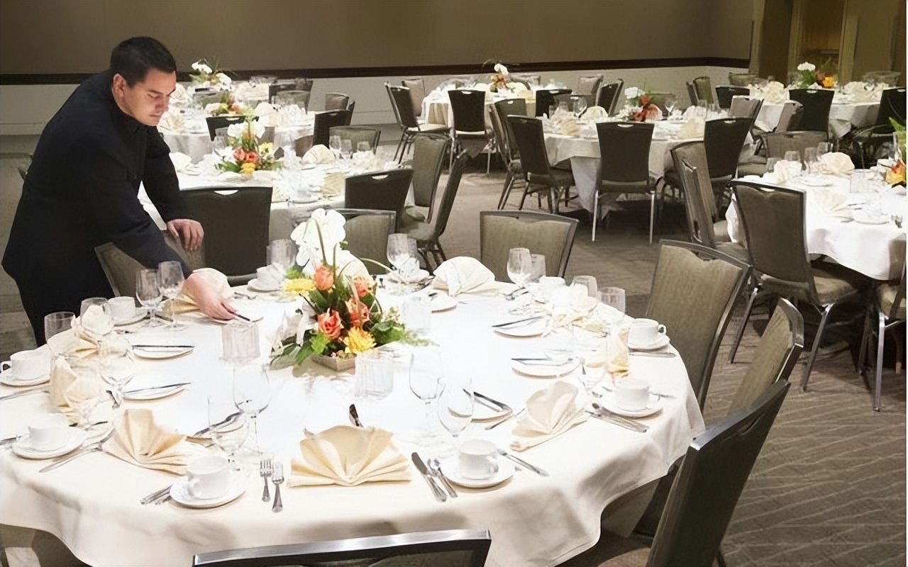 领导请客户吃饭,对方喊来6桌人,买单时领导用一招让他傻在原地