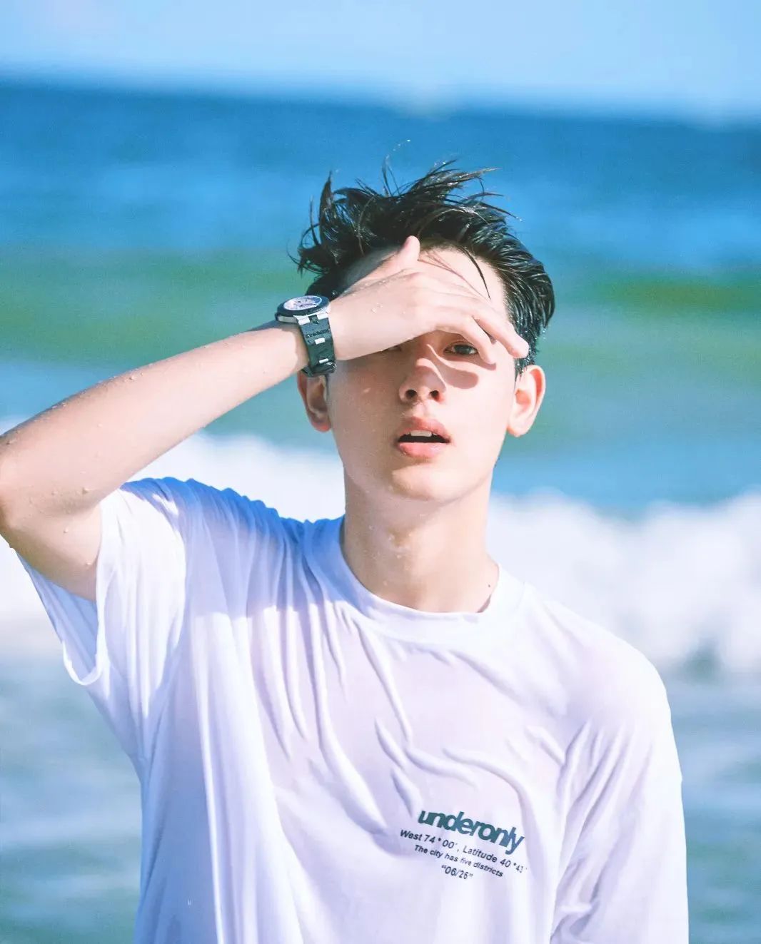 暴瘦15斤后，00后弟弟秒变内娱新男友：8块腹肌，太欲了！