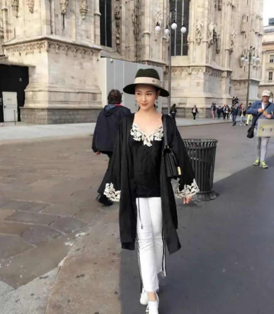 俗话说善恶终有报,54岁移居美国的吴秀波,已变成“肥胖油腻男”