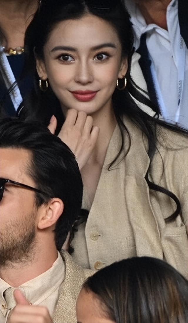 杨颖这张脸有多能打？比旁边白人长得还精致，太绝了