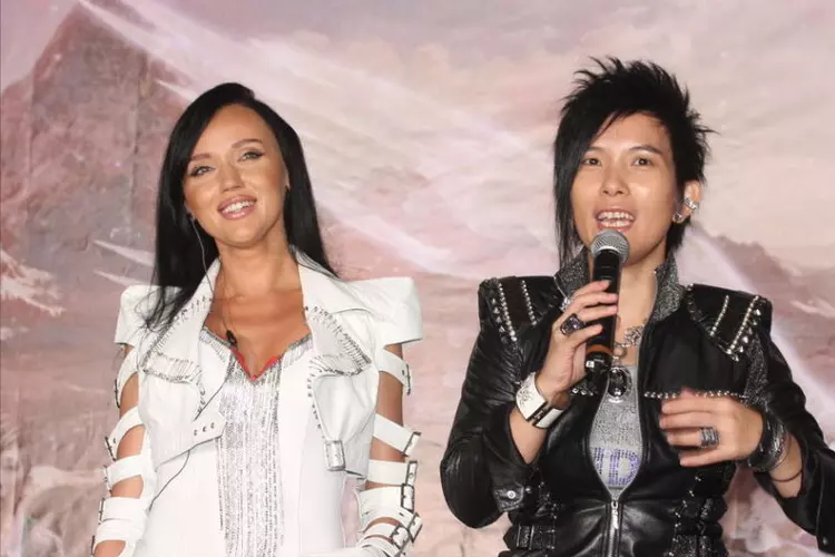 她曾与艳星同居2年，公开热吻洋妞，如今54岁坦白：我男女通吃