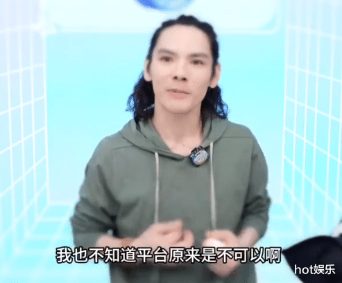 郭碧婷深夜探班，向佐直播被警告，女儿小奶黄缠着只要爸爸抱