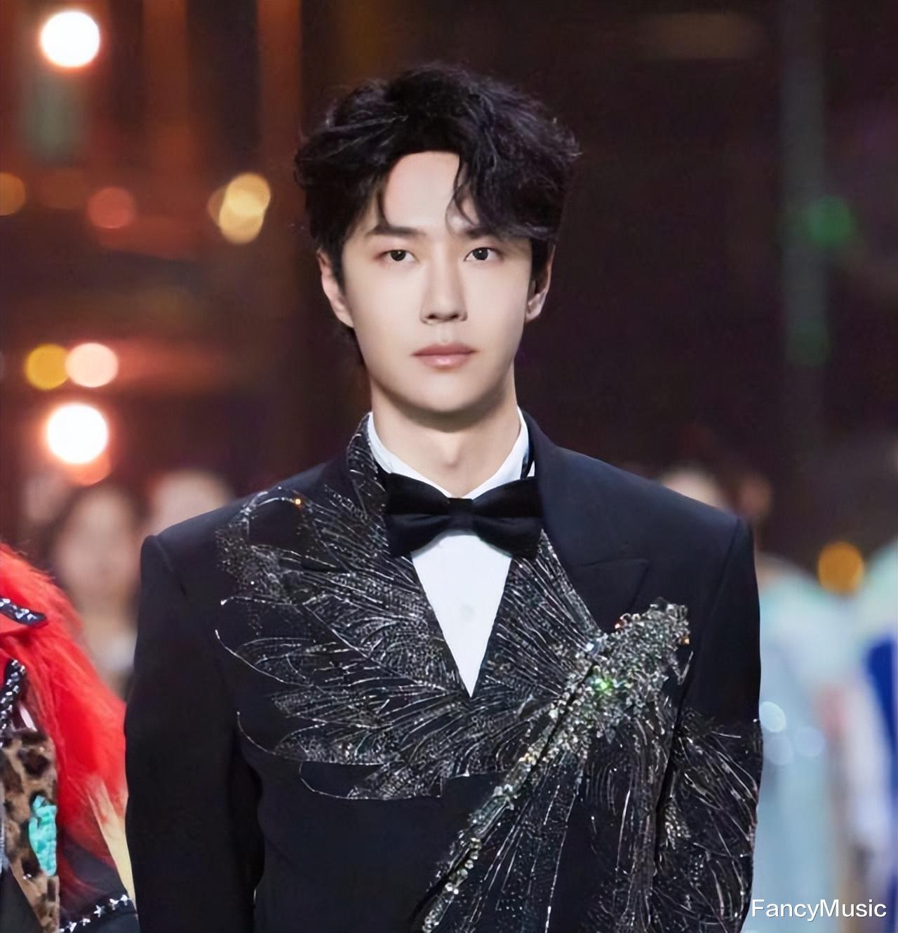 男星王一博跨年造型受嘲讽,胸前戴白花太诡异,引发网友热议!