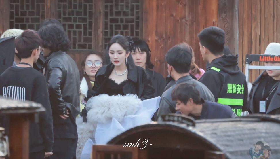 GQ盛典杨幂上船花絮曝光！满脸不耐烦，裙摆笨重，现场都是蚊子