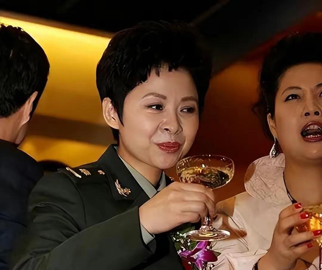 一百万一夜？赖昌星揭露两人真实关系，歌唱家董文华为何会退圈呢？