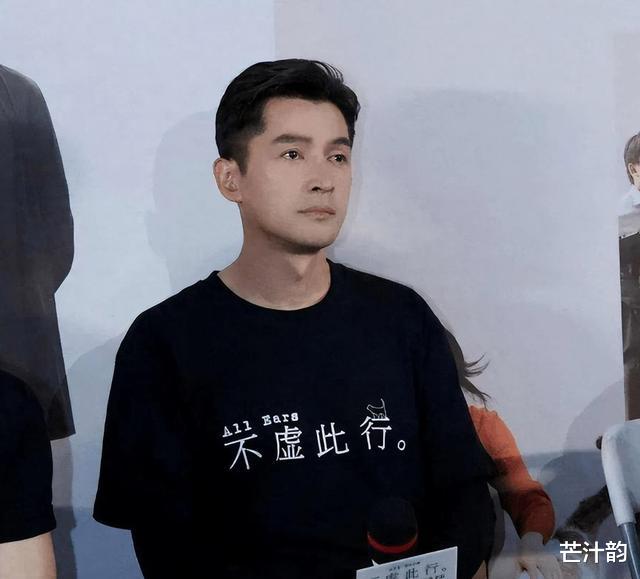 胡歌抱玩偶乘坐地铁,和工作人员交谈接地气,透露女儿小名由来