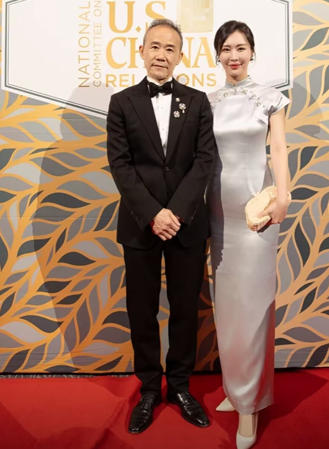王石夫妇恩爱赴晚宴,田朴珺穿旗袍秀身材,谦卑弯腰与基辛格握手
