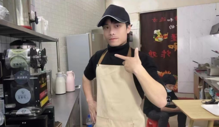 街头摆摊卖糯米饭，日赚500元，90后小伙：创业不易，认准就要坚持