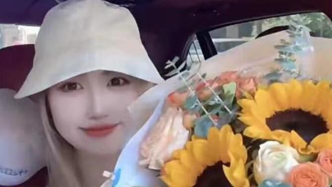 马蓉王宝强参加女儿毕业礼，染金发似精神小妹，12岁子珊模样随爸