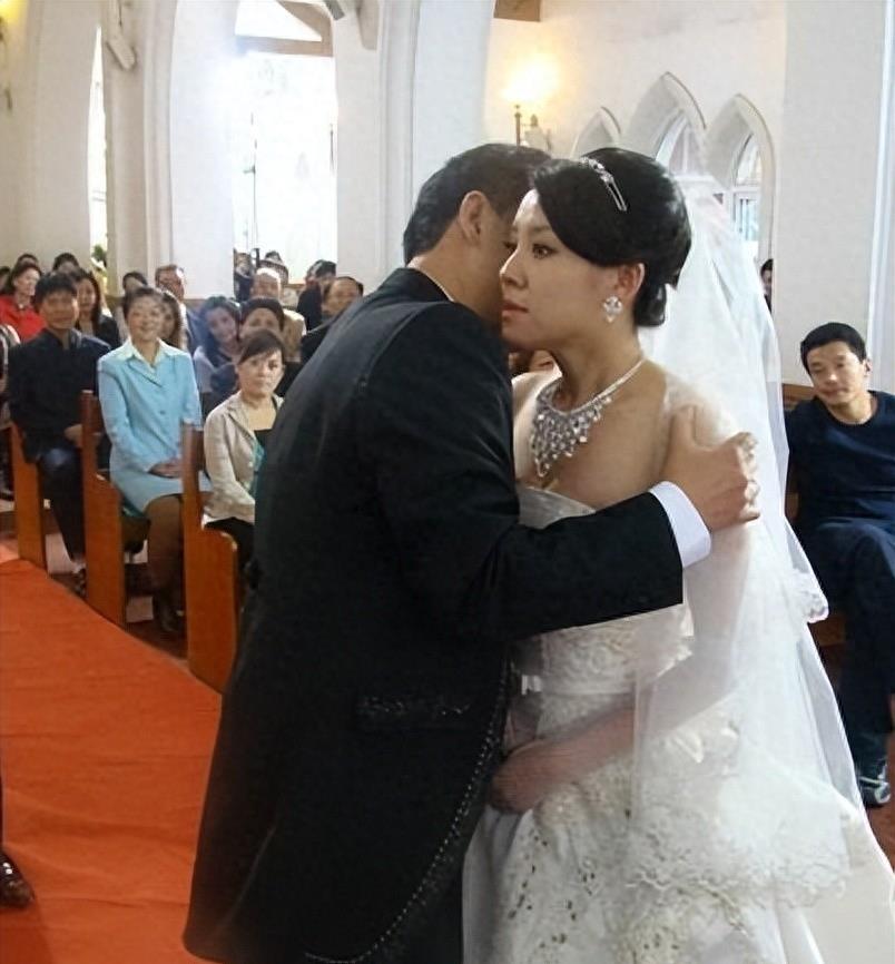 她与导演同居三年却惨遭抛弃,转身下嫁穷小子后,竟还翻身逆袭了!