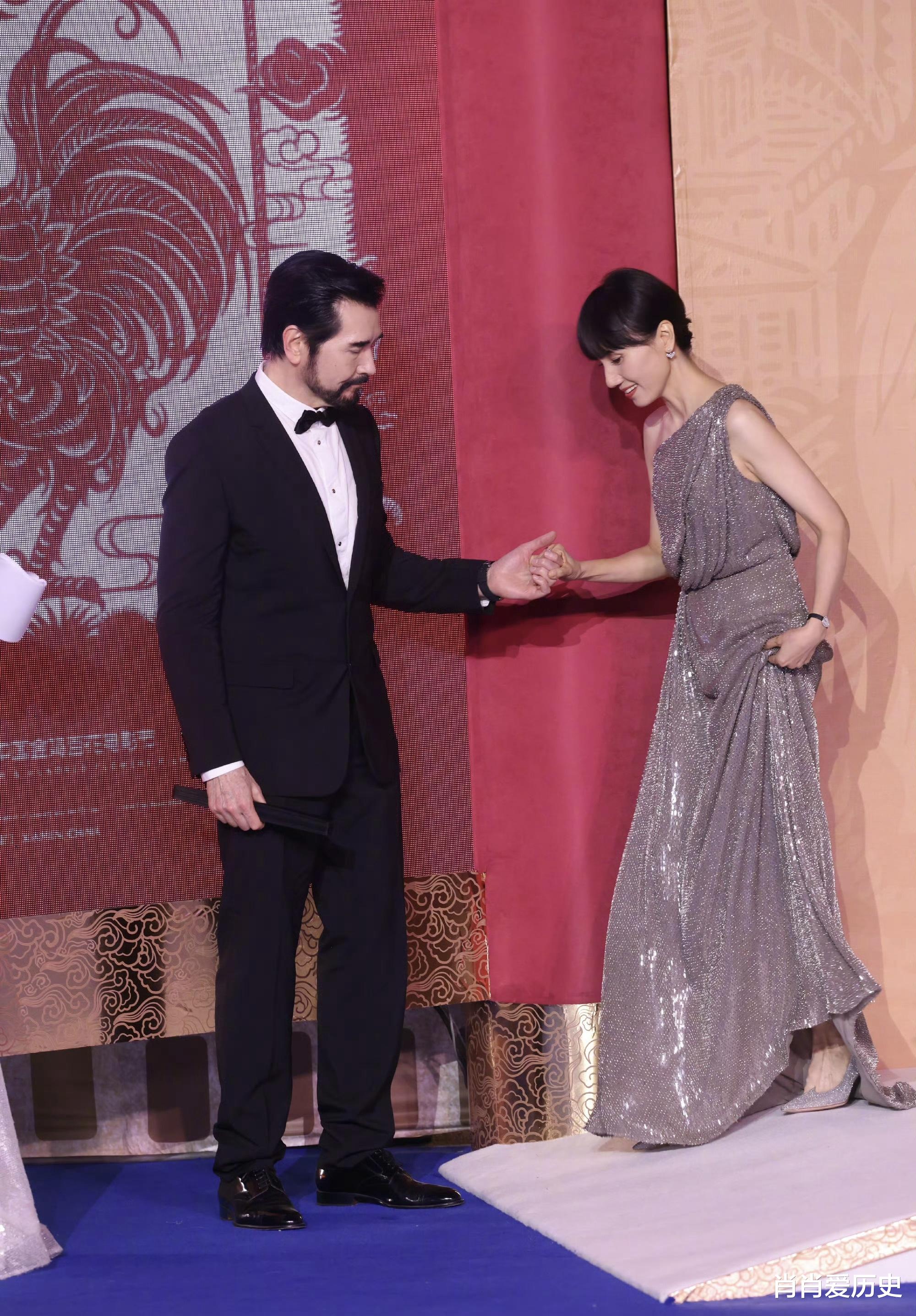 上海这夜,被“露大腿”的孙俪惊艳,一脸富贵相,留长发颜值回春