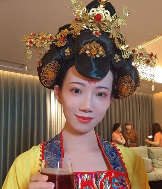 小姐姐|还记得“不倒翁小姐姐”吗？婚后工作遭群嘲，无奈晒近照道歉