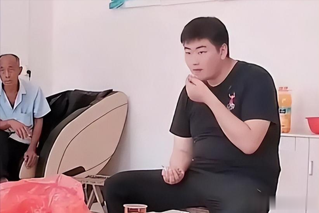 大衣哥儿子又要打光棍？新老婆陈萌深夜发文：啥也不会全靠爹养