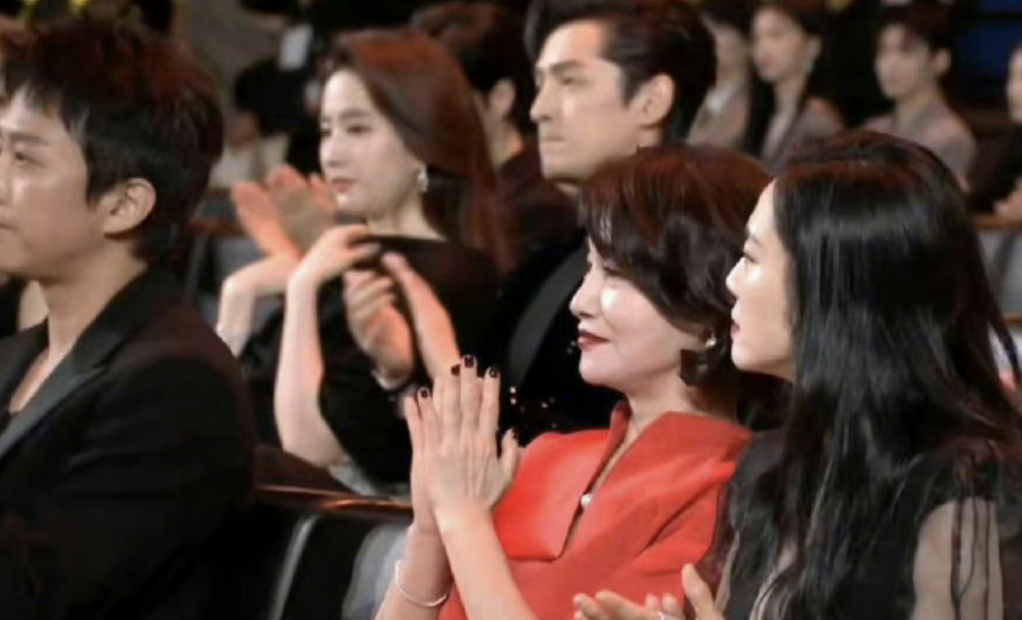 邓超|微博之夜8大看点：胡歌挨着四个85花，李现王一博同框，邓超好逗