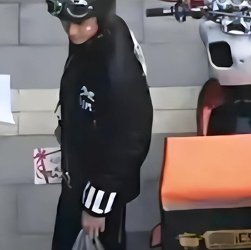 蒋劲夫落魄到长沙送外卖，开直播被问还打不打女人，瞬间笑容凝固