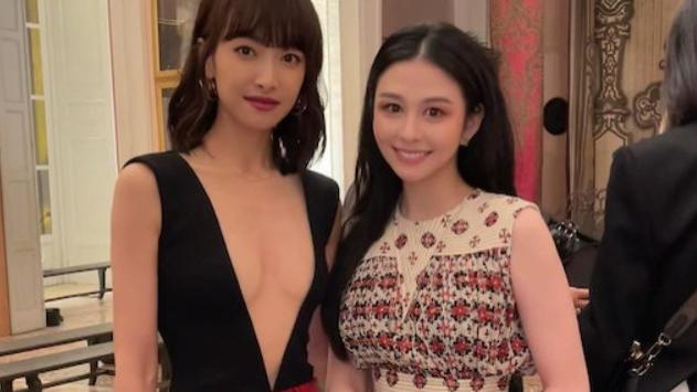 闯进顶级名媛圈，邱淑贞女儿和闺蜜晒近照，又一个王室公主