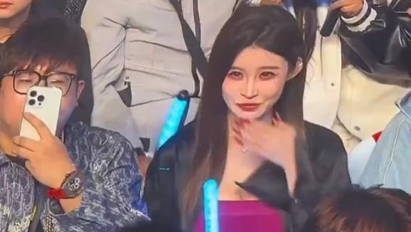 薛之谦演唱会投屏女主回应了，因男友出轨早就分手，男方再曝猛料