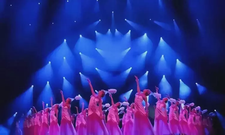 揭开恒大歌舞团神秘面纱，团长白珊珊仙女下凡：一赌便是整个青春