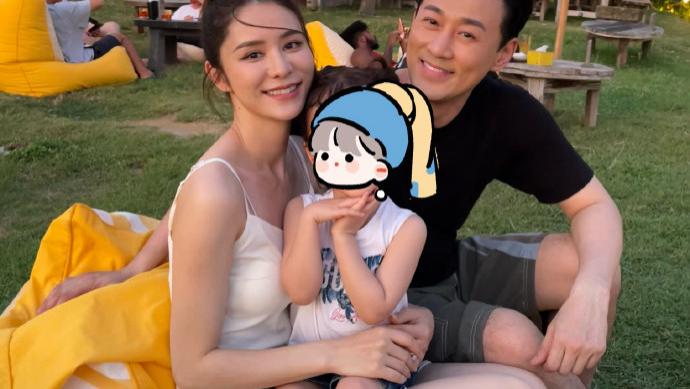 林峯一家三口海岛度假，张馨月穿吊带裙小腹平坦，3岁Luna大长腿