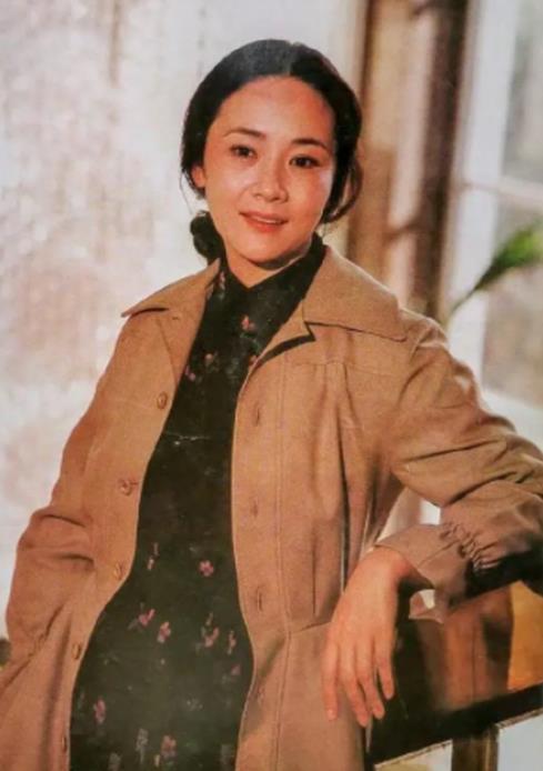 央视主持人吞300颗安眠药自杀，被抢救7天7夜，如今怎么样了？