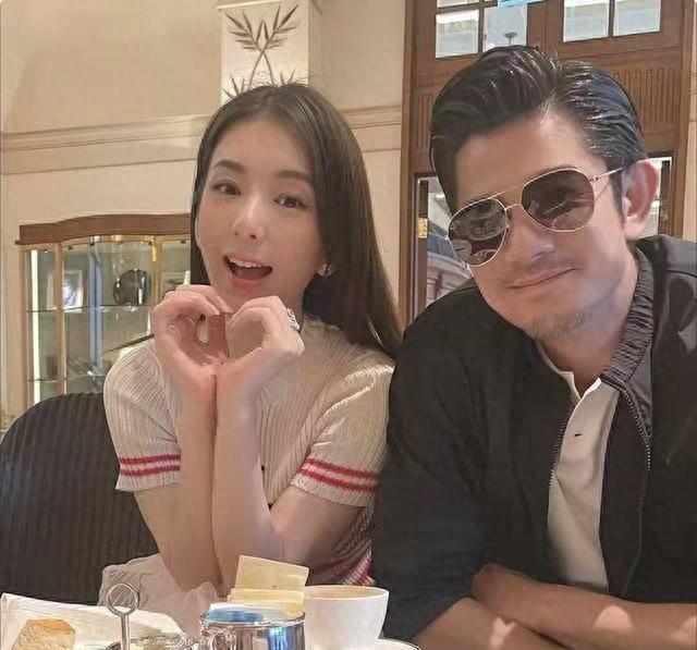 57岁郭富城于安徽现身：拜见59岁岳父弯腰敬酒，与岳母亲戚开心聚餐