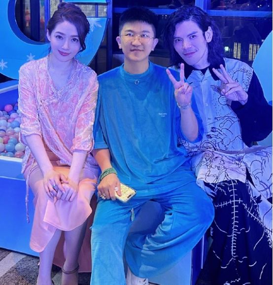 向太一家为孙女庆生！女儿钻石比郭碧婷的还大，裙子比妈妈全套贵