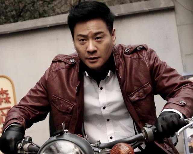 成名后抛弃妻女，为娶小8岁娇妻净身出户，如今前妻走红他变路人