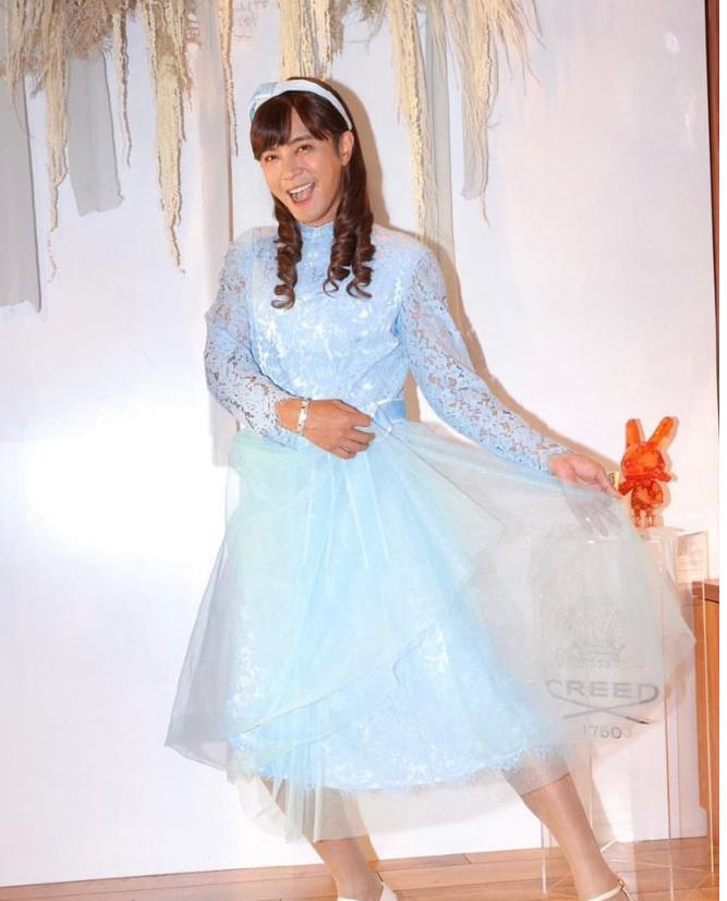 罗志祥泰国“变性”重新出道,身穿紫衣长裙,娇羞扭动不像正常人