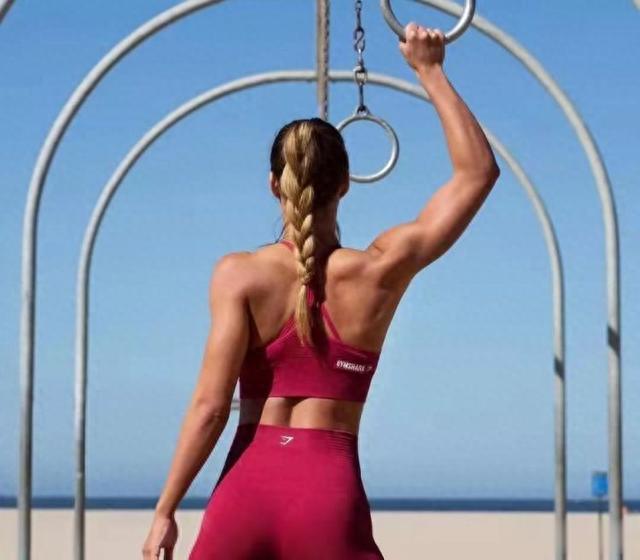 背部塑形让人显瘦显年轻,如何锻炼背部肌肉,塑造年轻体态