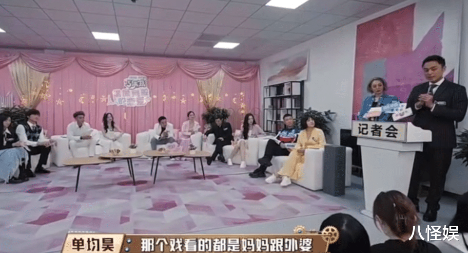 TVB|明道牵妻儿手逛街,牛仔裤配凉拖尽显朴素,妻子挺孕肚背包不娇气