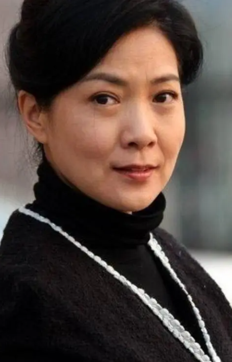 因果报应找上门！66岁的张铁林坐上轮椅，已经活成了一个“笑柄”