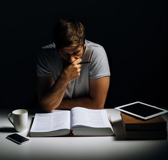 |当代青年为何陷入学历困境?张雪峰的话是济世良方还是毒鸡汤?