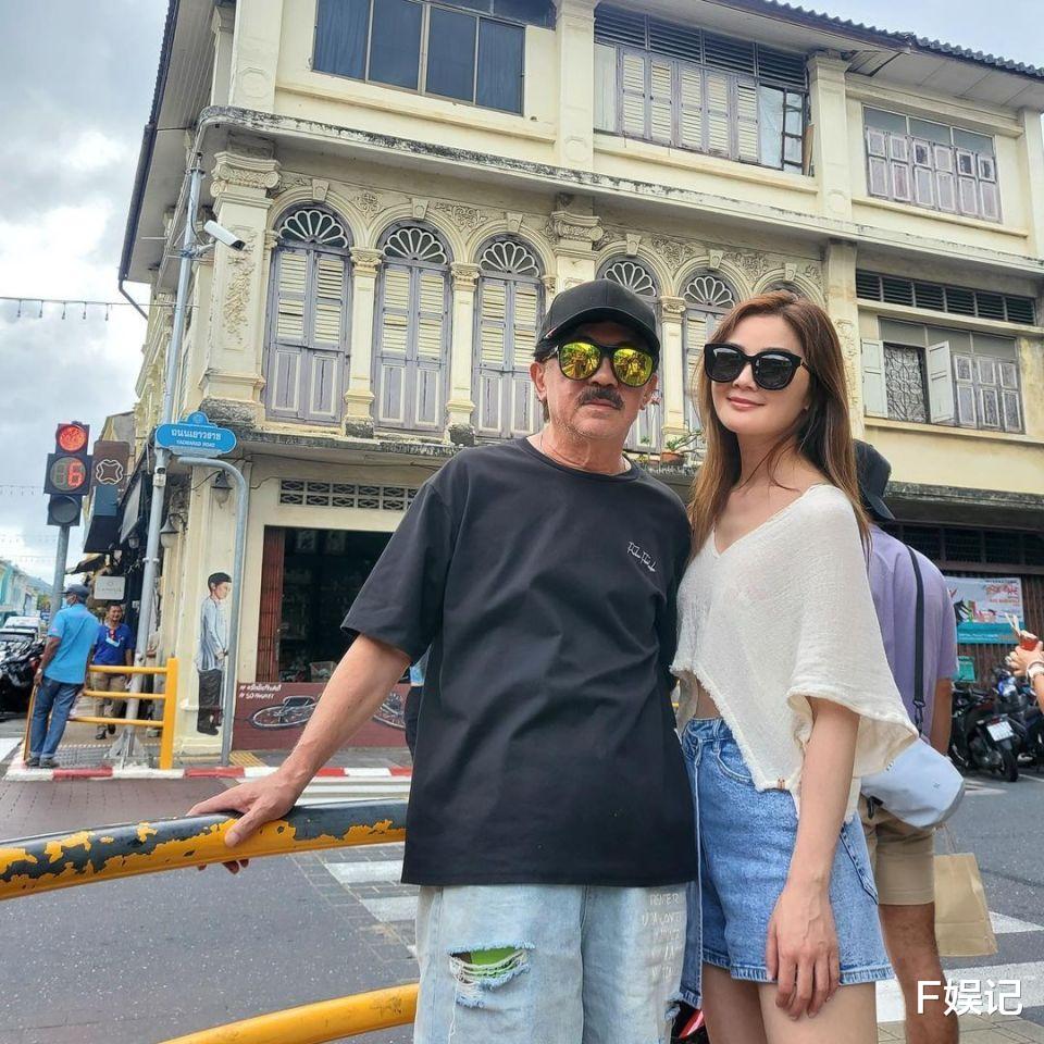 李湘|蔡卓妍和爸爸等一家人出去旅游 90岁的奶奶也开心一起出游