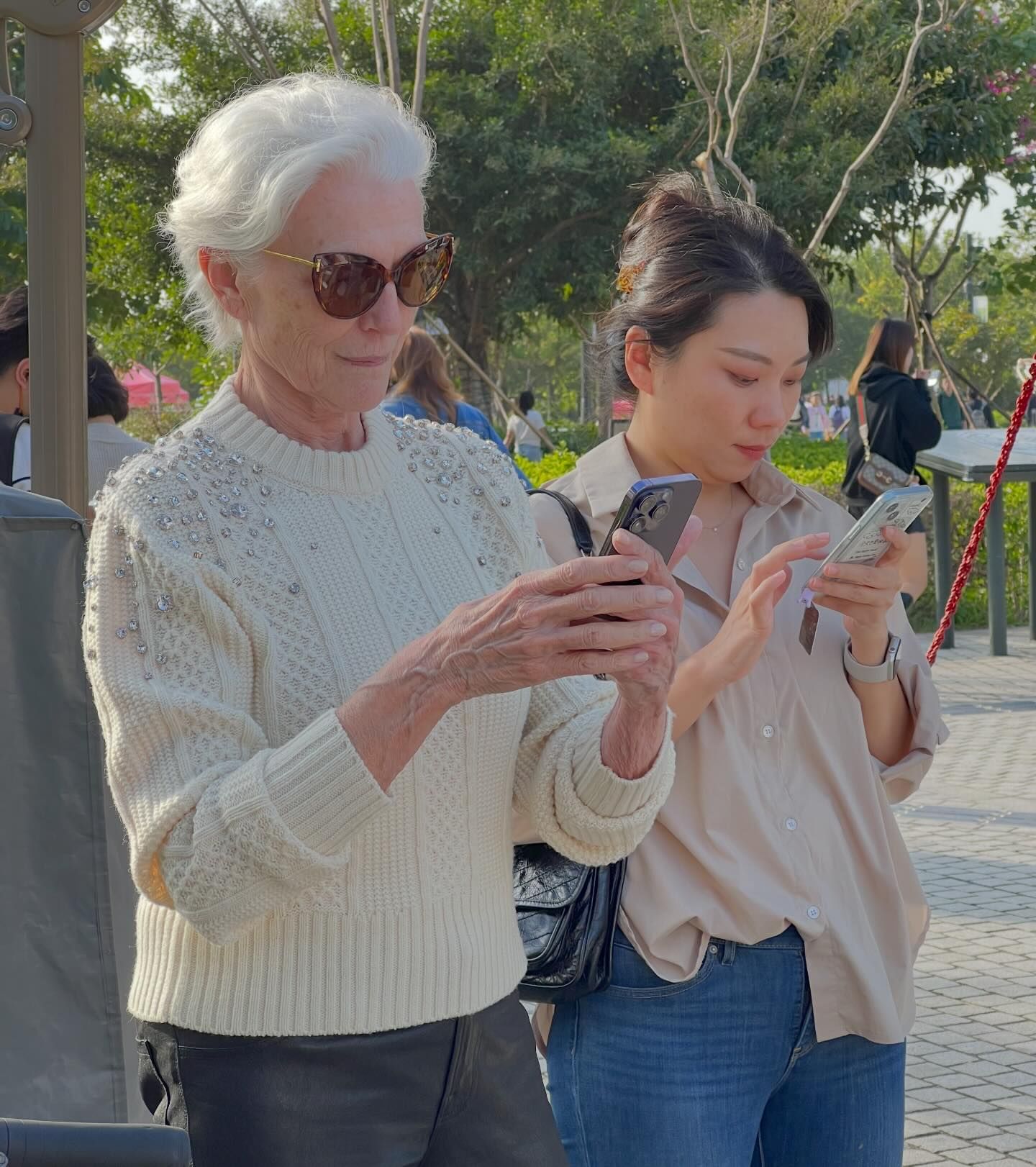 马斯克老妈在香港拍拍拍！钻石毛衣配皮裤好时髦好嫩，当游客好嗨